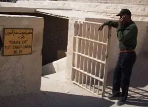 Все сокровища, найденные в гробнице Тутанхамона, были удалены, за исключением цельного золотого гроба, в котором находится его мумия. Могила всегда охраняется.