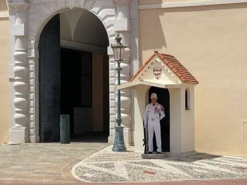 Дом принца является самой популярной туристической достопримечательностью Монако, в том числе наблюдением за парадом этих охранников перед дверью.