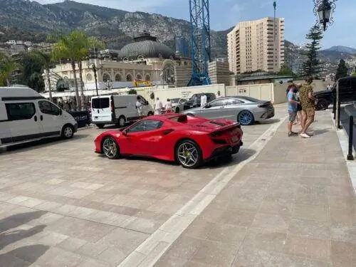 За пределами казино Монте-Карло удобно припаркованы роскошные и высококлассные спортивные автомобили.