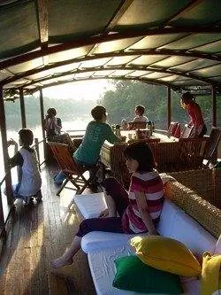 Отдых на палубе лодки.