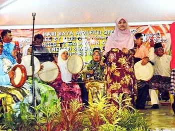 Komband выступает в Pachitan для Hari Raya Aidilfitri. Фотографии Гэри Сингха.