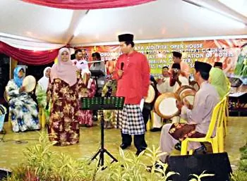 Легендарный малайский артист Helmi the Gimmick (в красном) присоединяется к Komband для Hari Raya Aidilfitri.