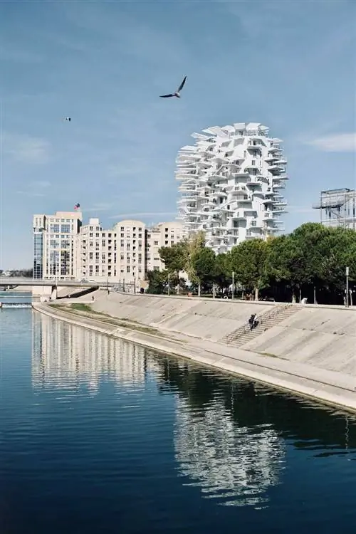 Впечатляющая жилая башня L’arbre Blanc в Монпелье, Франция. На фото Мари Фрайсине.