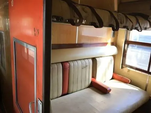 Авторское старинное купе в старом Lunatic Express по Кении.