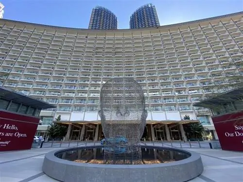 Размах дизайна Plaza 1966 года Fairmont Century - теперь перед ним скульптура из металлической сетки Laura.