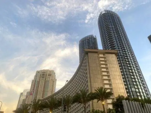 Реконструкция отеля Fairmont Century Plaza стоимостью 2,5 миллиарда долларов включает в себя две 44-этажные жилые башни, которые поддерживают отель.