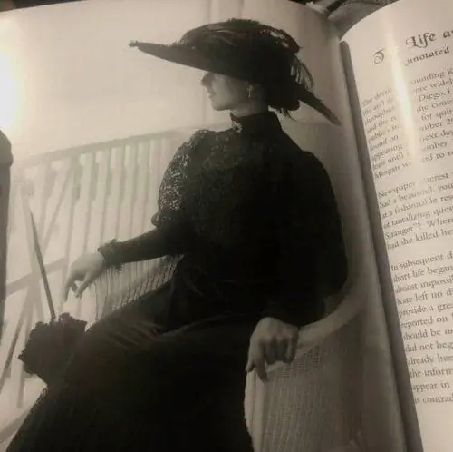 Кейт Морган изобразила фото из книги Beautiful StrangerThe Ghost of Kate Morgan and the Hotel Del Coronado