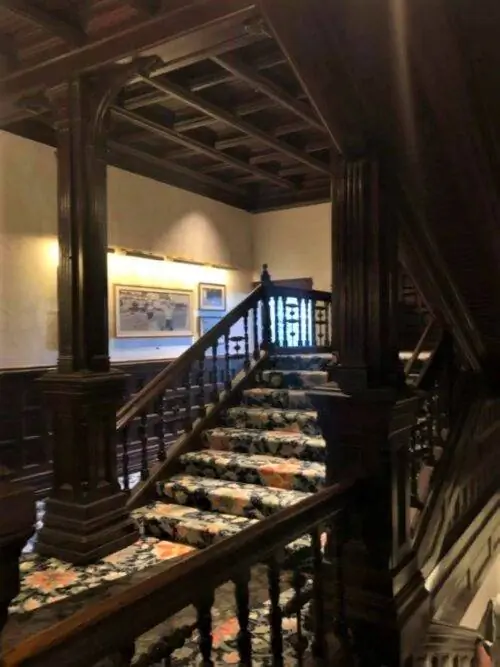 Внутренняя лестница вестибюля в отеле Del Coronado