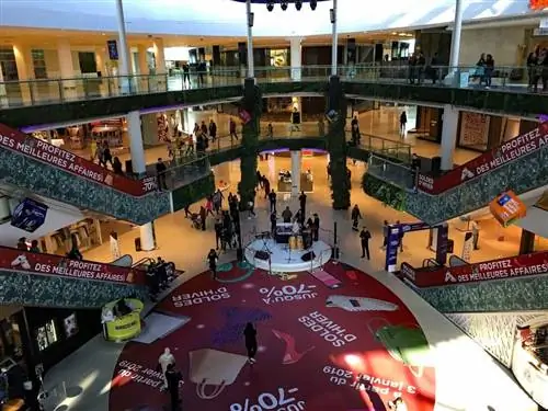 В торговом центре Марокко, мегамолле в конце улицы Корниш в Касабланке, помимо магазинов есть кинотеатр IMAX, аквариум, фаст-фуд и парк развлечений.
