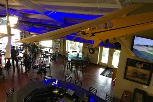 Гриль-бар Stearman Field Bar & Grill в Витчита оформлен в авиационной тематике и выходит окнами на взлетно-посадочную полосу частного аэропорта.