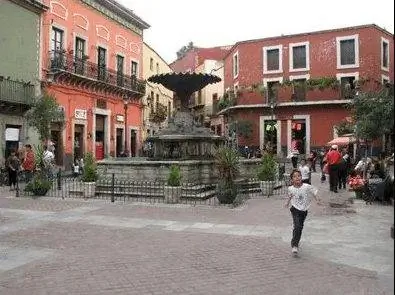 Plaza Baratillo представляет собой живописный центр. На фото Дик Дэвис.
