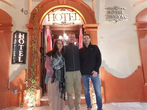 Автор со своими новыми друзьями Лукасом и Таней, приехавшими в Чьяпас из Германии, чтобы напитаться положительной энергией.