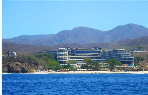Secrets Bahia Mita Surf & Spa Resort и его дочерний отель Dreams на фоне гор с видом на Тихий океан в штате Наярит, Мексика