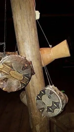 Барабаны-сбоки из полых бревен с обшивкой из шкур удава.