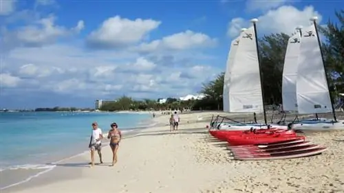 Seven Mile Beach - главная достопримечательность острова Большой Кайман в Карибском море. Фотографии Таба Хаузера.
