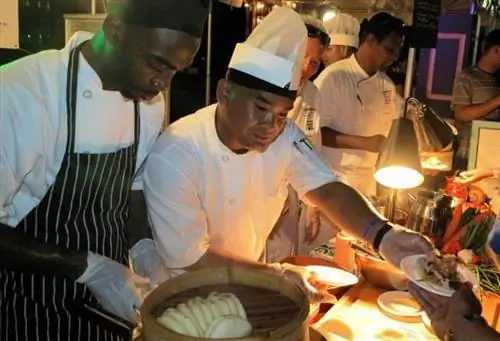 В Taste of Cayman повара готовят местные деликатесы, и это отличная сделка всего за 40 долларов на человека.