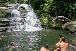 Освежающее купание в реке Пакуаре в Коста-Рике. Фотографии Пола Шоула.