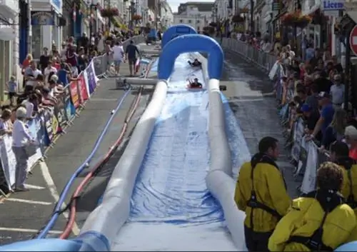 Ryde Slide каждое лето захватывает Юнион-стрит с этой гигантской водной горкой. На фото Робин Вебстер.