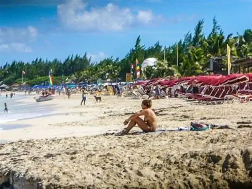 Наслаждаясь Orient Beach без верха.