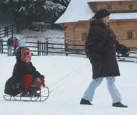 Местные жители пользуются глубоким снегом в Poiana Brasov.