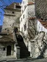 Замок Бран, расположенный менее чем в часе езды от Брашова, более известен как Замок Дракулы.