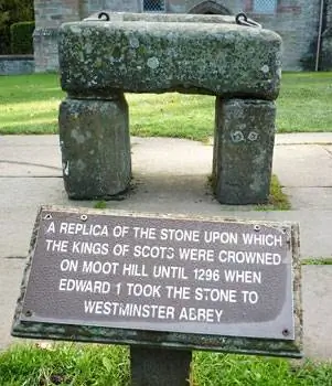 Реплика hThe Stone of Scone на Moot Hill