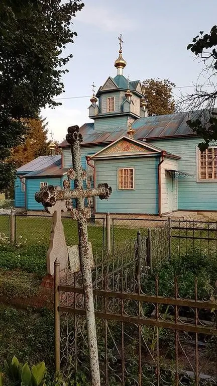Красивое село Корыст с уникальной синей церковью и соответствующим голубым кладбищем.