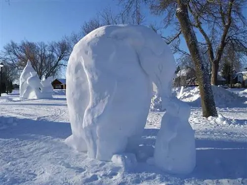 Снежные скульптуры в Эли, Миннесота.