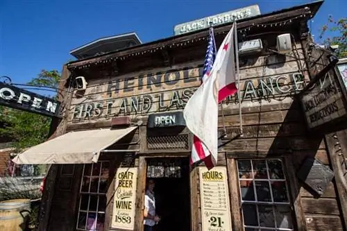 Путешествие в прошлое в салоне First & Last Chance Saloon на площади Джека Лондона в Окленде.
