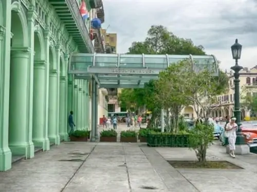Вход в отель Саратога в Гаване.