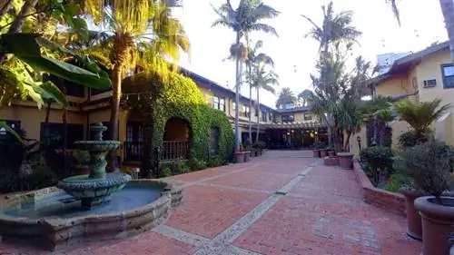 Секретный испанский дворик посреди гостиницы Santa Maria Valley Inn.
