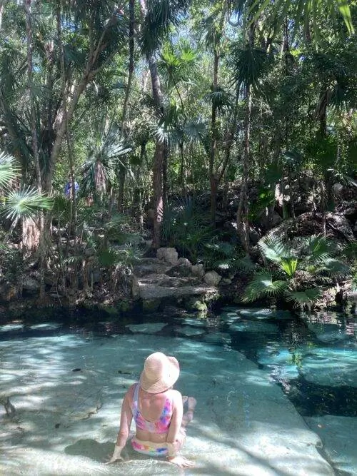 Алисса Пинскер в сеноте, Cenote Azul, в Тулуме.