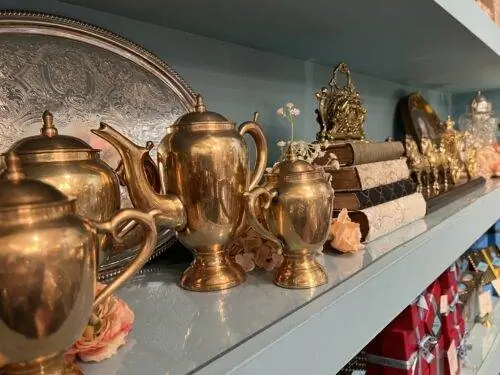 Старинные чайники на полках.