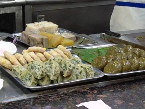 Свежая тарелка цзяоцзы (спереди слева), оладьи из сладкой кукурузы (сзади слева) и оладьи с зеленым чаем (справа). Свежая тарелка цзяоцзы (спереди слева), оладьи из сладкой кукурузы (сзади слева) и оладьи с зеленым чаем (справа).