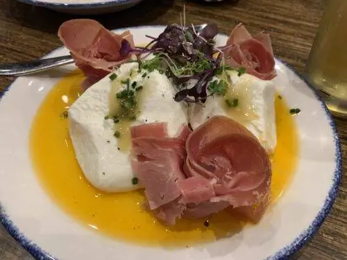 Halls Pizza: Burrata и Proscuitto в Оклахома-Сити.