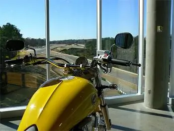 В Barber Motorsports представлено 600 мотоциклов и собственная настоящая гоночная трасса. фото Макса Хартсхорна.