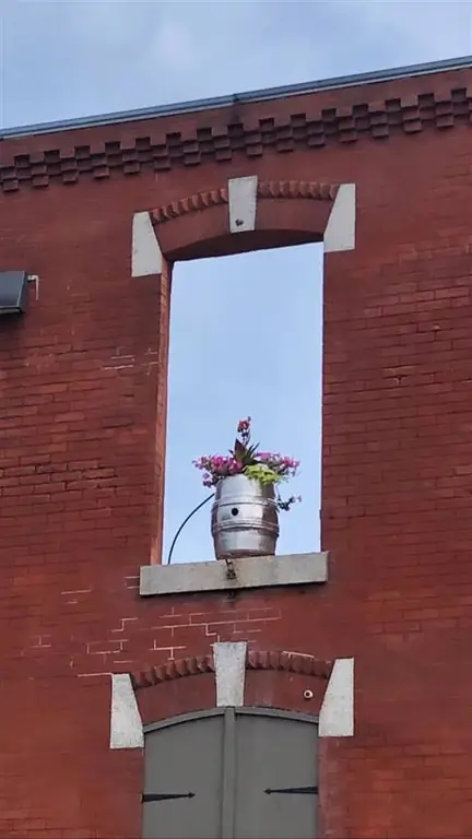 Оконная рама пивоварни Philadelphia Brewing Company, украшенная цветами.
