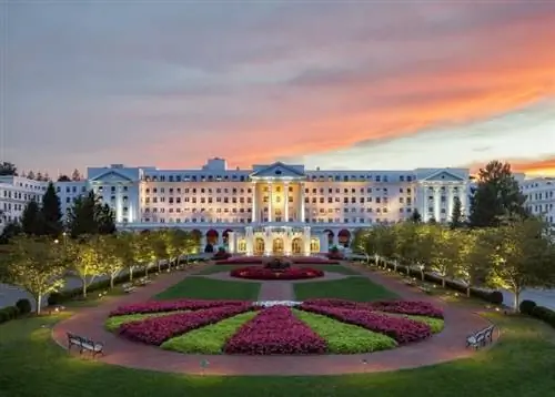 Главное здание курортного отеля Greenbrier, потрясающе большое здание в Сульфур-Спрингс, Западная Вирджиния.