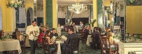 Пиджаки, галстуки и платья необходимы в официальной столовой отеля Greenbrier.