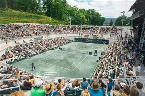 Центральный корт теннисной арены Creekside на курорте Greenbrier Resort.