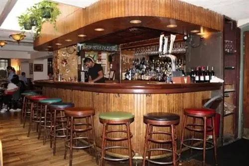Уютный древесный бар в Tabard Inn.