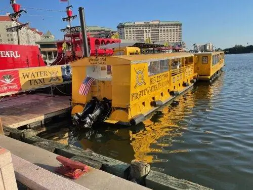 Водные такси курсируют по заливу Тампа, доставляя туристов туда, куда они хотят.