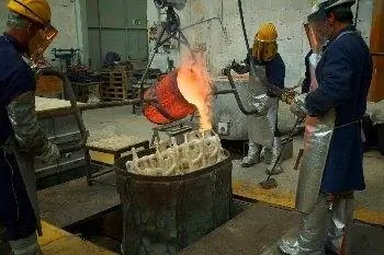 Бригада литейщиков заливает расплавленную бронзу в форму, которая является частью большой скульптуры Ботеро. Фотографии Джона Кихи