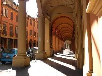 По всей Болонье вы увидите эти портики.