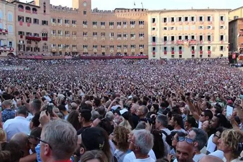 Огромная толпа в центре Сиены в ожидании скачек Il Palio, которые проходят раз в два года. Фотографии Эрика Свайгерта.