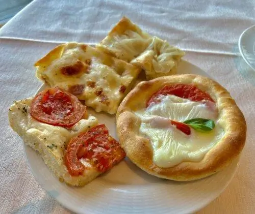 Камольи, отель Cenobio dei Dogi. Роскошный завтрак, включающий вкусные вариации знаменитого лигурийского хлеба фокачча.
