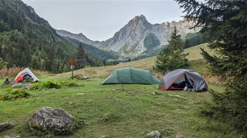 Вы доберетесь до этого кемпинга, если спуститесь с Aiguille croche на 2 часа в сторону убежища Nant Borrant. Этот дикий кемпинг расположен на пути к Refuge des Mottets. Вы доберетесь до этого кемпинга, если спуститесь с Aiguille croche на 2 часа в сторону убежища Nant Borrant. Этот дикий кемпинг расположен на пути к Refuge des Mottets.