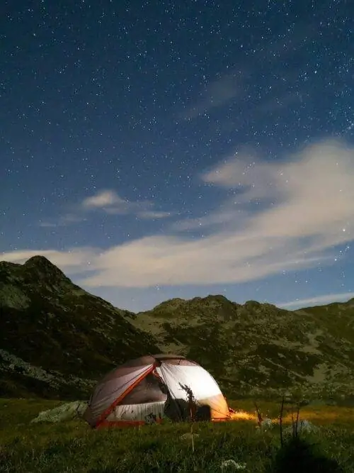 Вид на ночное небо в кемпинге Glacier campsite Вид на ночное небо в кемпинге Glacier campsite
