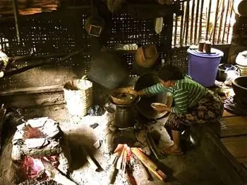 Внутри бамбуковой сахарной хижины, где производятся пальмовые продукты.