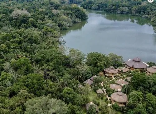 Вид с воздуха на лодж La Selva Jungle Lodge в Эквадоре. фото ложи. Вид с воздуха на лодж La Selva Jungle Lodge в Эквадоре. фото ложи.